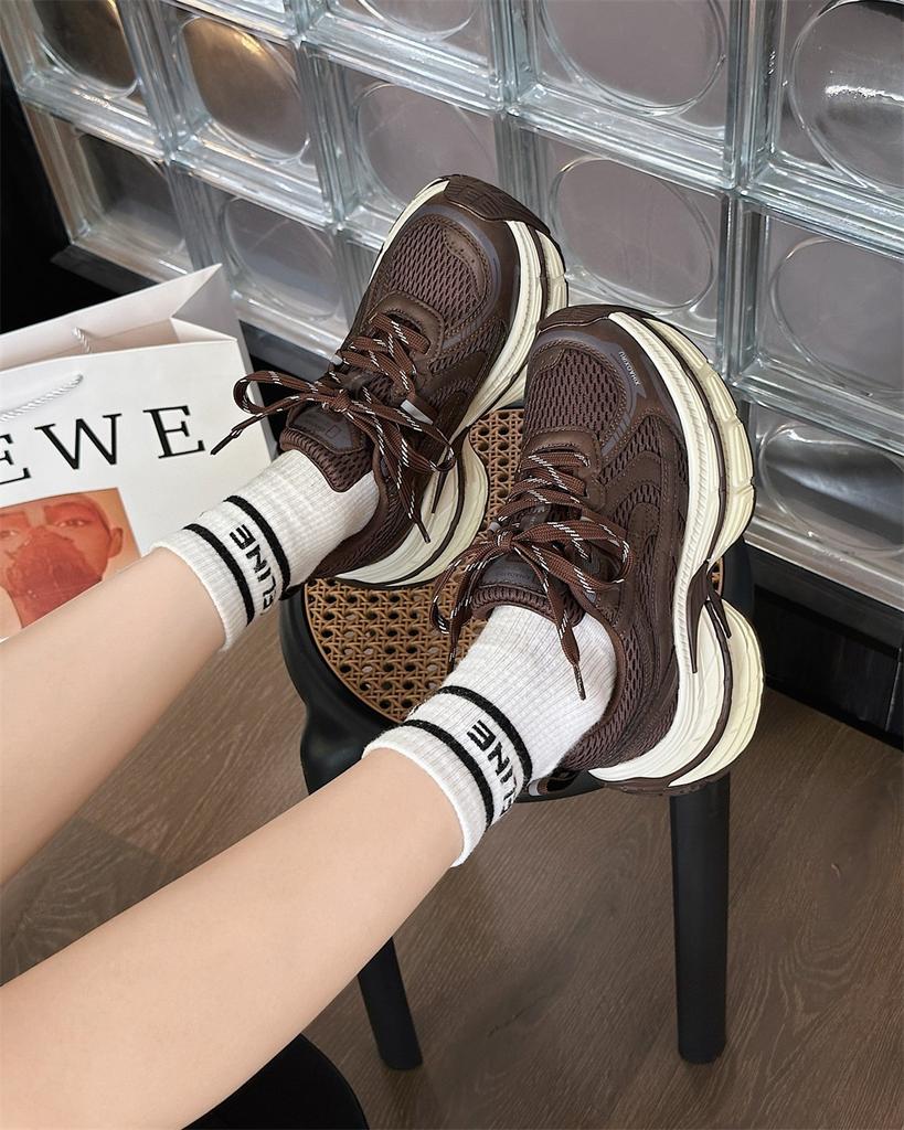 2025 осень и зима новая толстая подошва увеличивающая рост женская универсальная повседневная обувь модная спортивная одинарная обувь трендовая обувь удобные кроссовки для папы