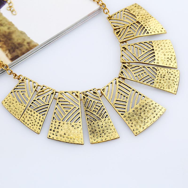 Antique Style Alloy Necklace With Openwork Design And Chain For Travel And Gift