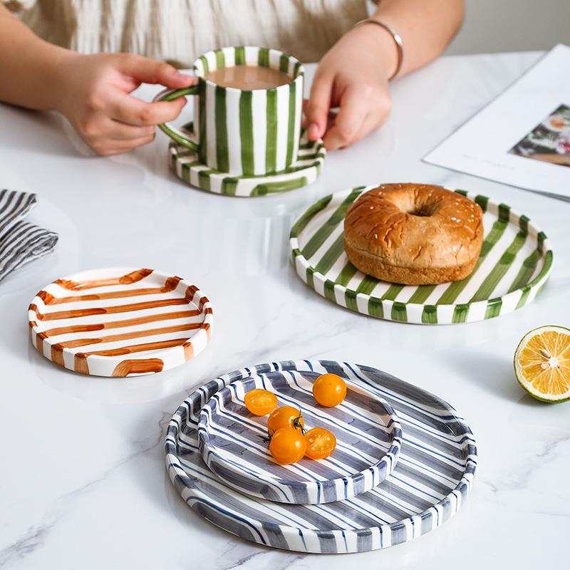 Минималистский набор из нарисованных вручную полосатых чашек и тарелок, керамическая чашка для кофе с молоком, чашка для послеобеденного чая объемом 280 мл/9,5 унций, домашний напиток