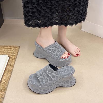 Туфли на танкетке, на высокой толстой подошве, прозрачные шлепанцы на одно слово, женская обувь, носить 2025 лето, новая модная темпераментная крутая обувь