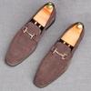 Модные Новые Мужские Туфли Слипоны из Коровьей Замши, Мужские Дизайнерские Лоферы с Металлической Пуговицей, Свадебная Обувь для Выпускного Вечера, Обувь для Возвращения Домой, Zapatos Hombre