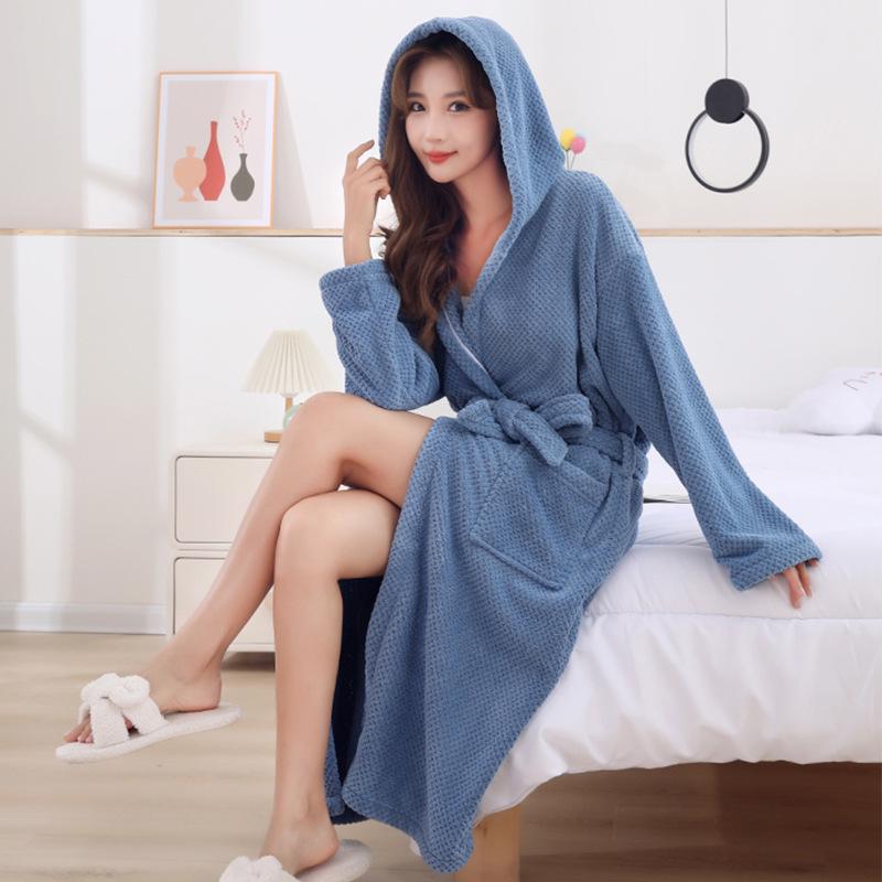 Четыре сезона Мерау Халат из кораллового флиса с капюшоном: Плотное, носимое банное полотенце с перекрестной завязкой и длинными рукавами.