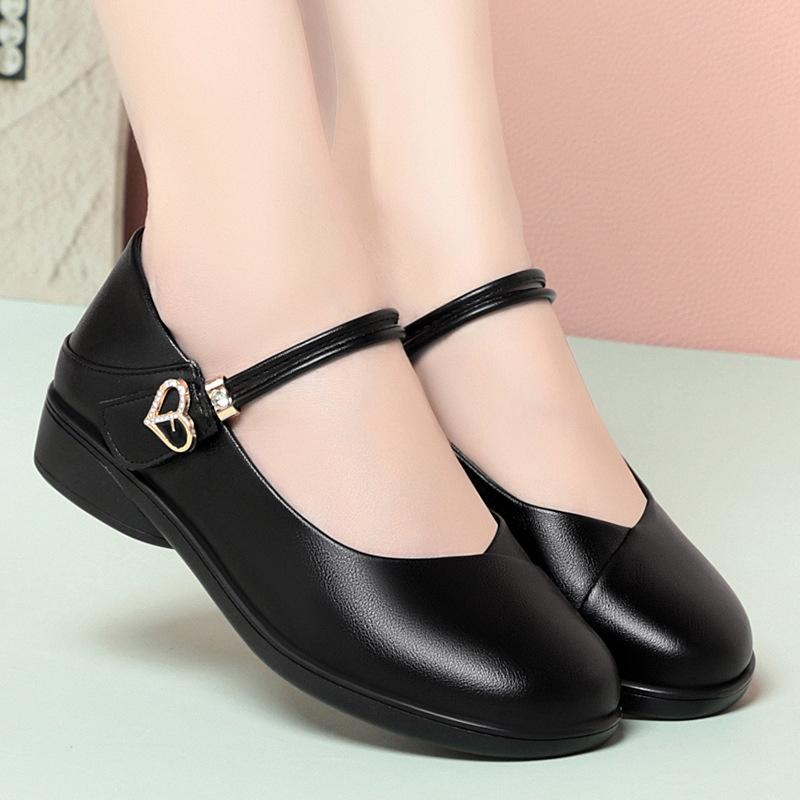 Модные Новые Летние Стильные Туфли с Открытым Мыском на Низком Каблуке для Мамы Удобные Женские Туфли Одинарки Мягкая Подошва Плоские Кожаные Туфли на Одной Пуговице