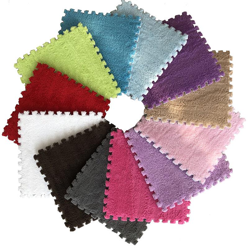 Мягкий тканевый клетчатый коврик для пола серого и бежевого цвета с соединяющимися плитками