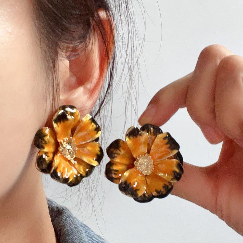 Винтажные золотые серьги-клипсы в виде цветов с эмалью - Не требуют прокола