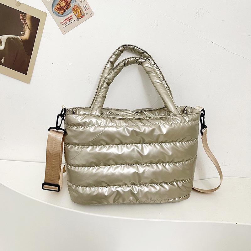 Ламинированная зимняя сумка-тоут: Стильная легкая женская сумка-пуховик через плечо и на плечо