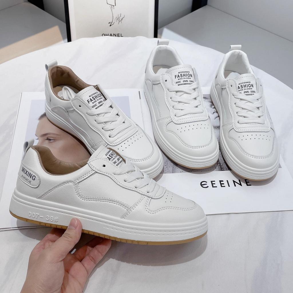 Корейская версия модных белых туфель с мягкой подошвой для женщин, осень 2024, новые интернет-знаменитости, повседневные универсальные спортивные туфли на плоской подошве, прилив
