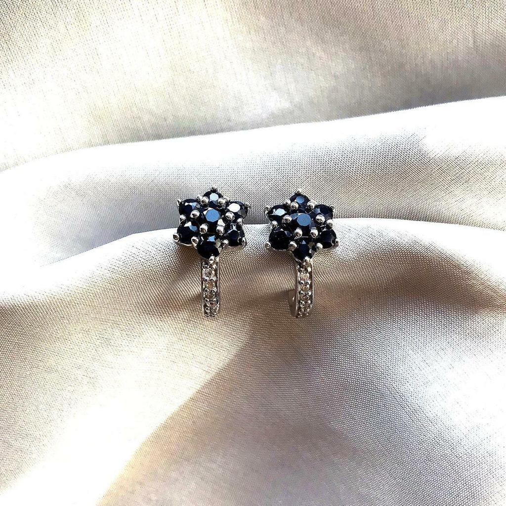 Изготовленные вручную из чистого серебра серьги-гвоздики с настоящими синими сапфирами в форме цветка для нее