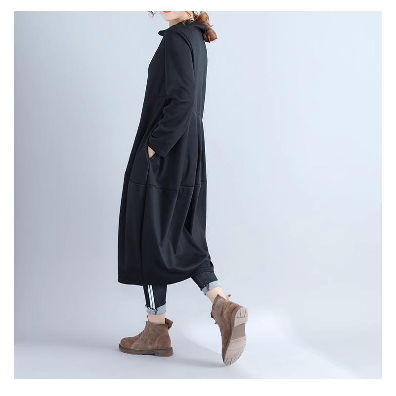 Платье миди с полувысоким воротником сшито из платья с длинными рукавами