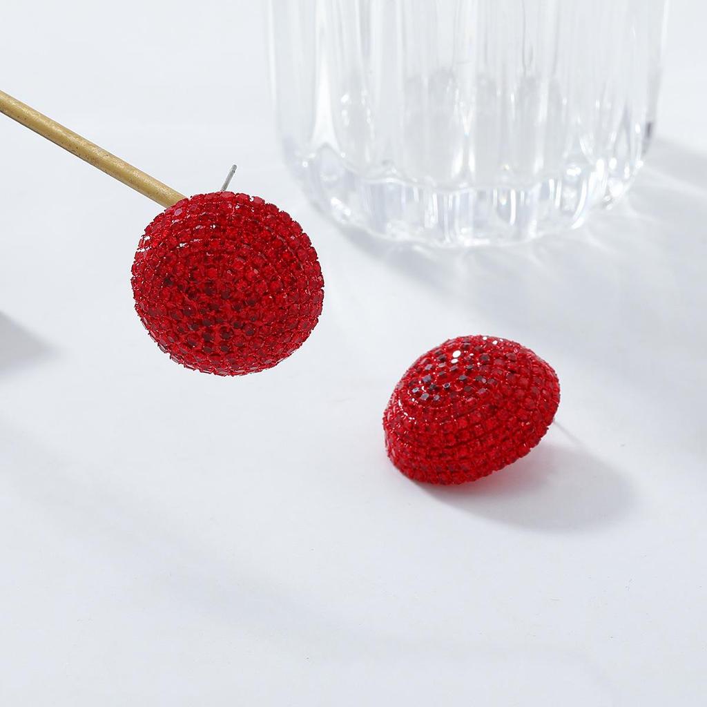 Серьги полукруглой формы со стразами осень/зима 2024 года — модные ювелирные изделия