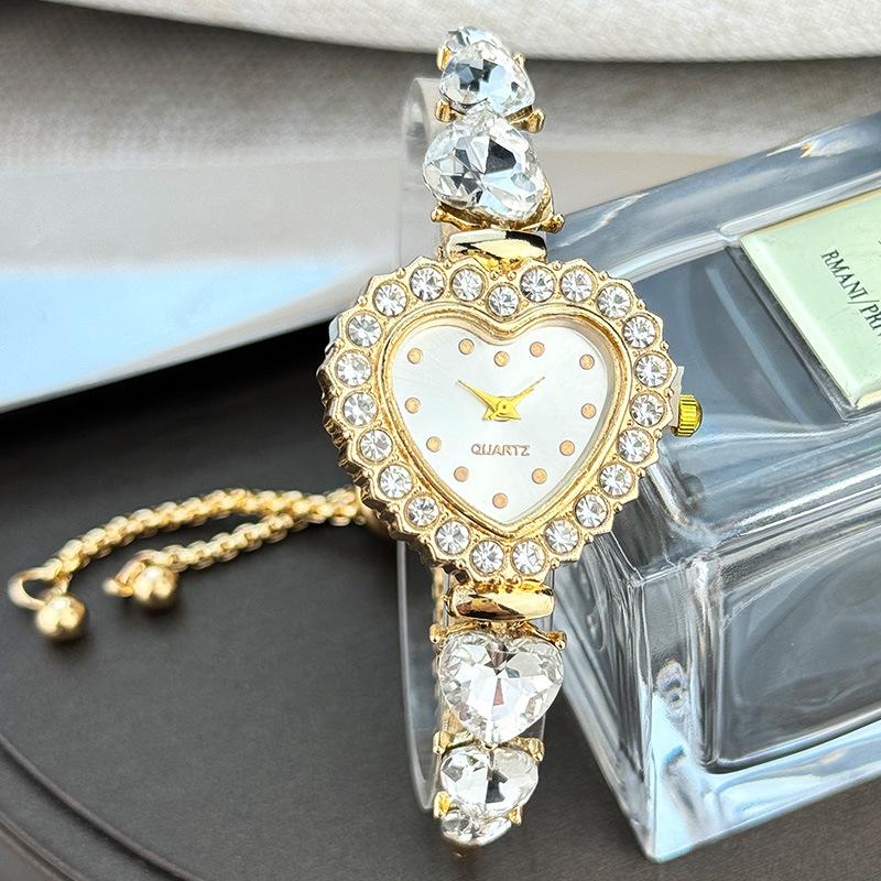Love Pattern Decorative Bracelet Quartz Watch with Diamond Dial Pull-out Strap Women's Fashion Watch