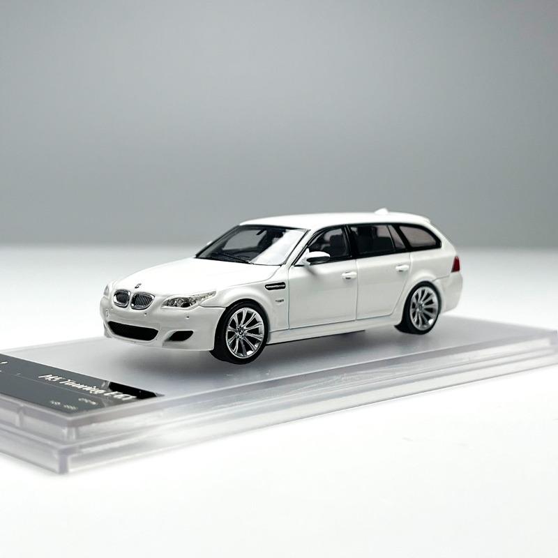 KING MODEL Литая модель 1/64 BMW M5 E60 E61 коричневый белый Модель автомобиля Сплав BMW M5 Игрушечная модель автомобиля Предмет для коллекции и демонстрации