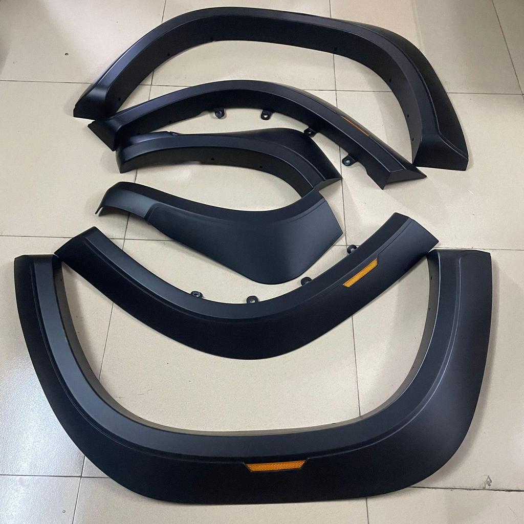 Mitsubishi L200 TRITON 2015-2019 Widened Wheel Arches with Reflector