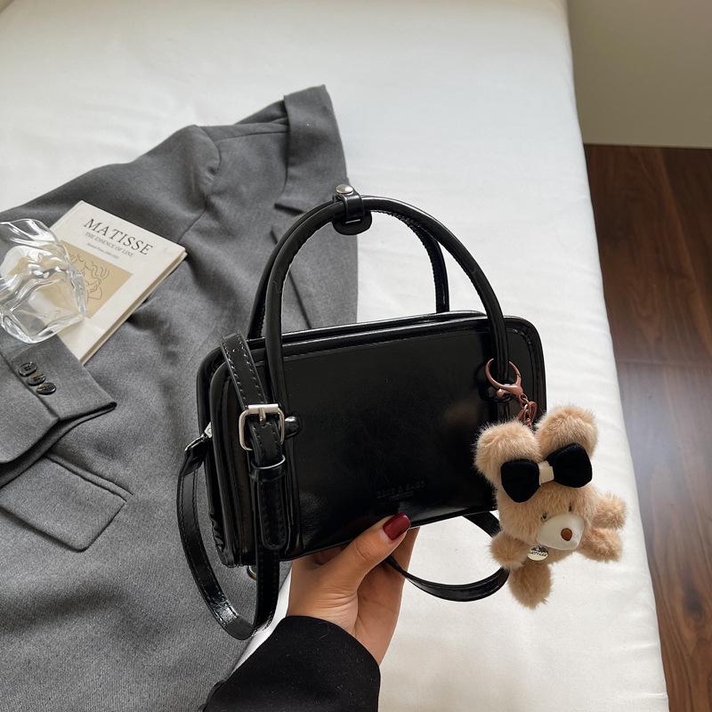 В этом году популярны маленькие сумки, это женские осенне-зимние универсальные новые ретро сумки через плечо и мессенджеры 2025 года, популярные портативные маленькие квадратные сумки.