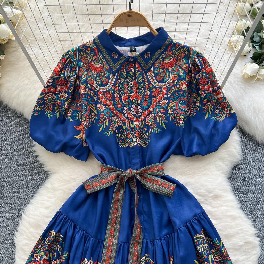 Модное принтованное платье этого лета — это ретро-элегантное платье с зауженной талией и рукавами-фонариками.