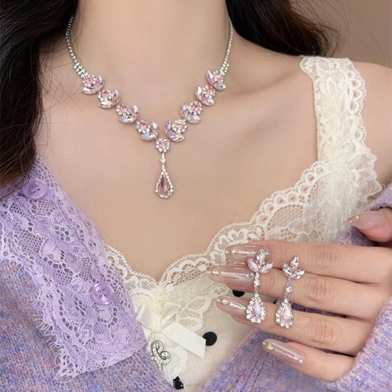 Серьги-гвоздики и колье в виде цветка, инкрустированные бриллиантами, милый и элегантный темперамент, универсальный набор украшений, легкая роскошь и высококачественные ювелирные изделия.