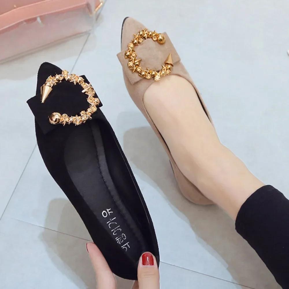 Новинка 2024 года, весенне-осенняя повседневная модная удобная нескользящая износостойкая простая металлическая декоративная женская обувь с острым носком