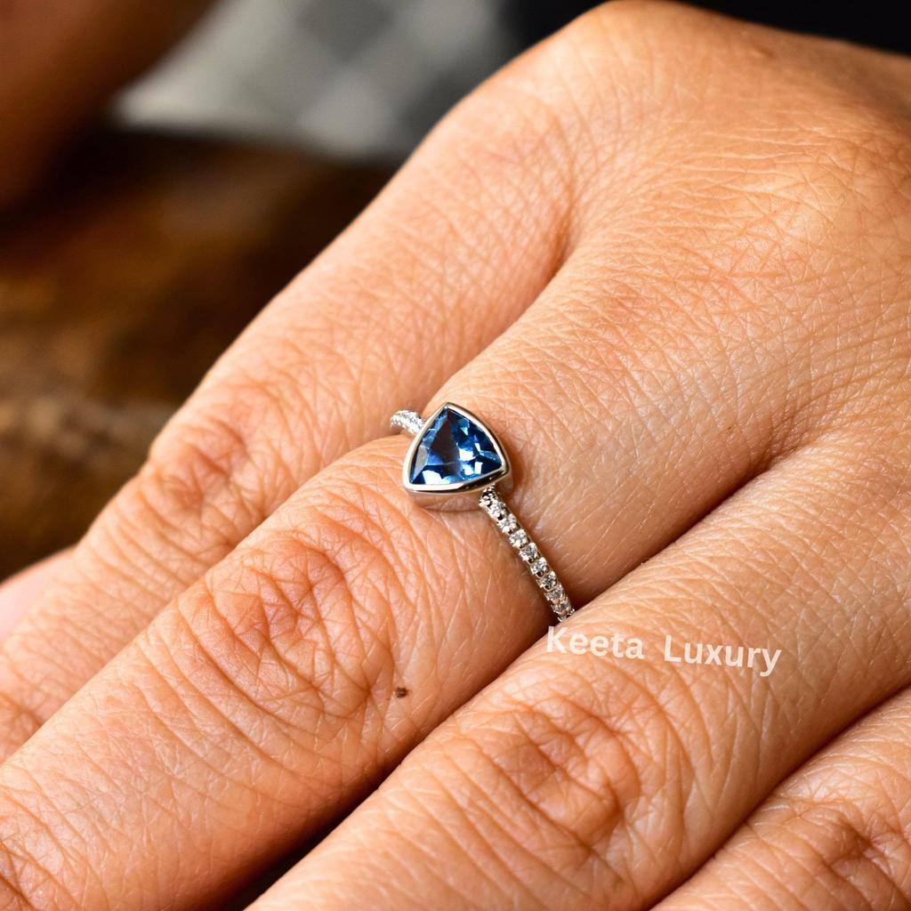Minimalist London blue topaz ring, trillion cut blue gemstone ring, topaz dainty ring , topaz trillion cut bezel set ring , gift for her