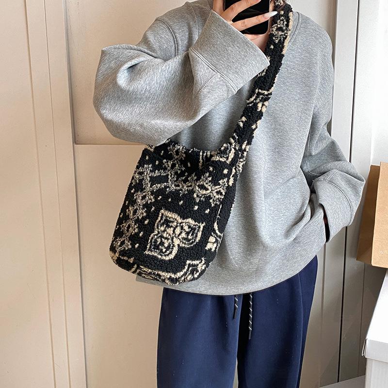 2025 Niche Designer Retro Leopard & Flower Cartoon Plush Messenger Bucket Bag