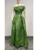 Зеленое атласное вечернее платье на одно плечо с высоким разрезом - идеально для вечеринок и дней рождения