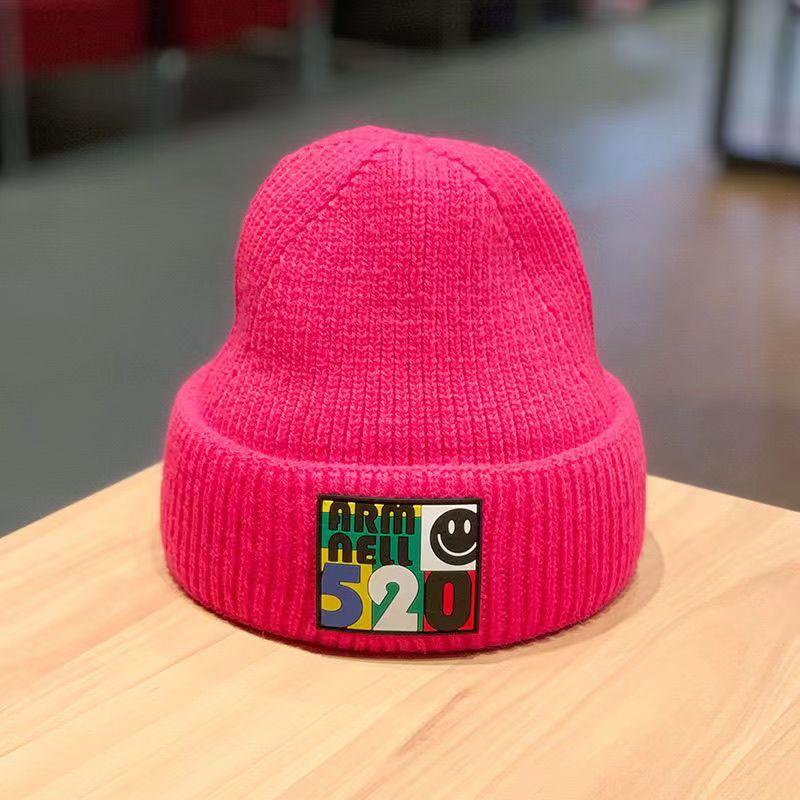 Студенческая шерстяная шапка корейской версии осенне-зимней моды теплая вязаная шапка с вышитыми буквами женская милая прохладная ветровая зимняя защита ушей холодная шапка