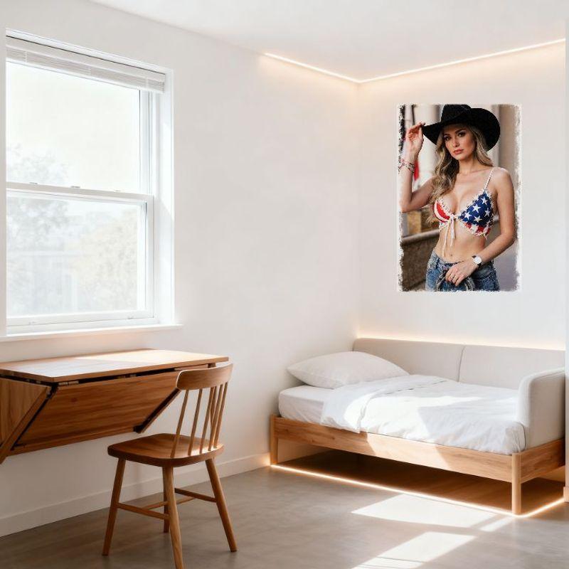 Сексуальная Ковбойка на Открытом Воздухе Жестяная Вывеска - Черная Шляпа с Широкими Полями, Звездно-Полосатый Топ, Джинсы Металлический Постер для Бара Домашнего Декора Стен