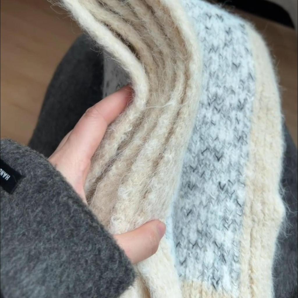 This Autumn and Winter Women's Plush Korean Style Atmosphere Shawl Can Be Worn As An Outer Layer for Both Warmth and Neck Protection