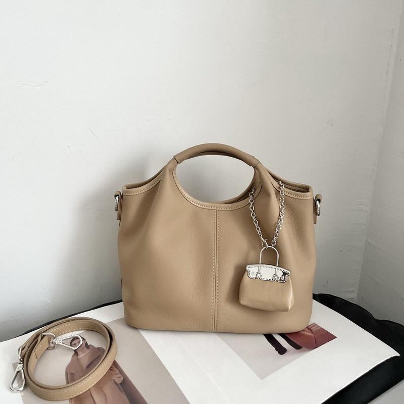 2025 Новая кожаная женская сумка-корзина Baotou Layer Cowhide для отдыха на цепочке с небольшой сумкой для мелочи