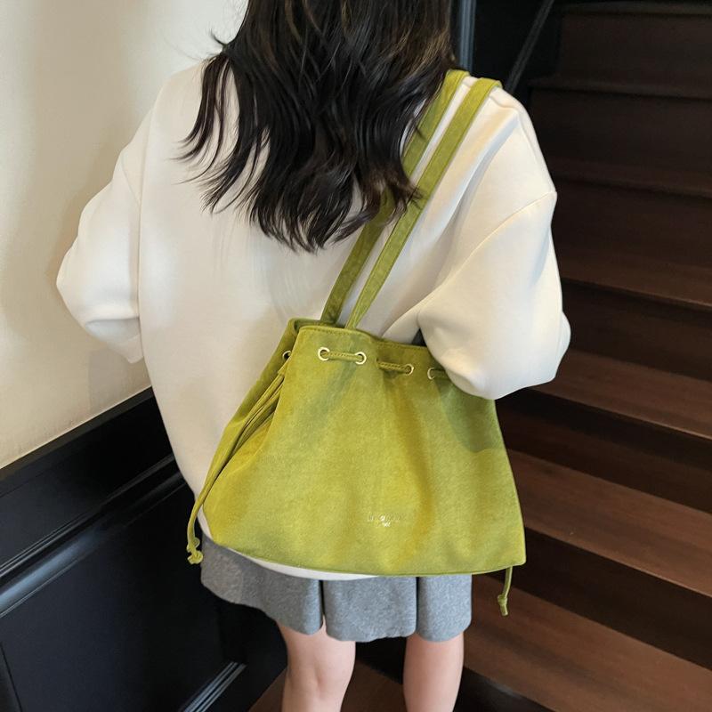 Новая сумка-тоут большой вместимости 2025 замшевая повседневная корейская версия ins универсальная портативная на плечо модная трендовая легкая роскошь