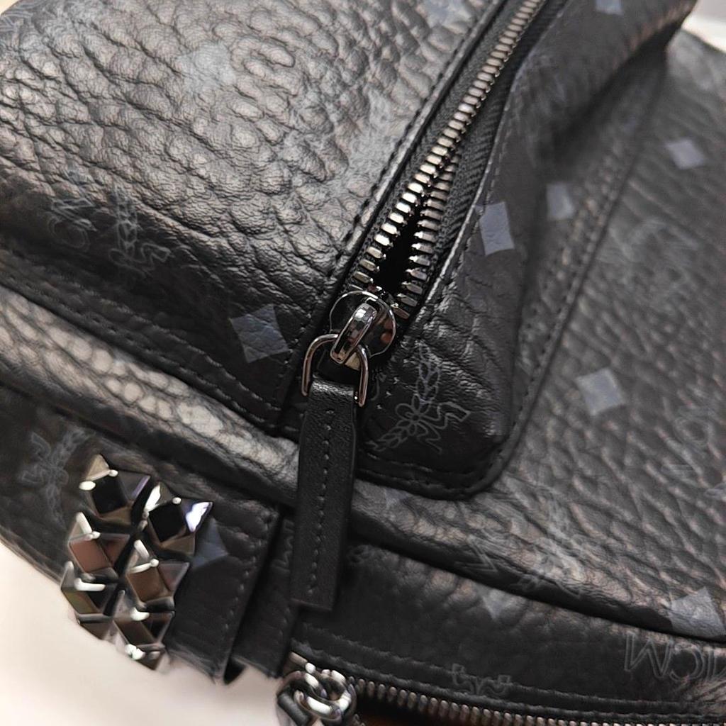 [Pre-Owned] Stark Visetos Classic Double-Sided Studded Handheld Shoulder Crossbody Backpack - Excellent #1MR8IUG