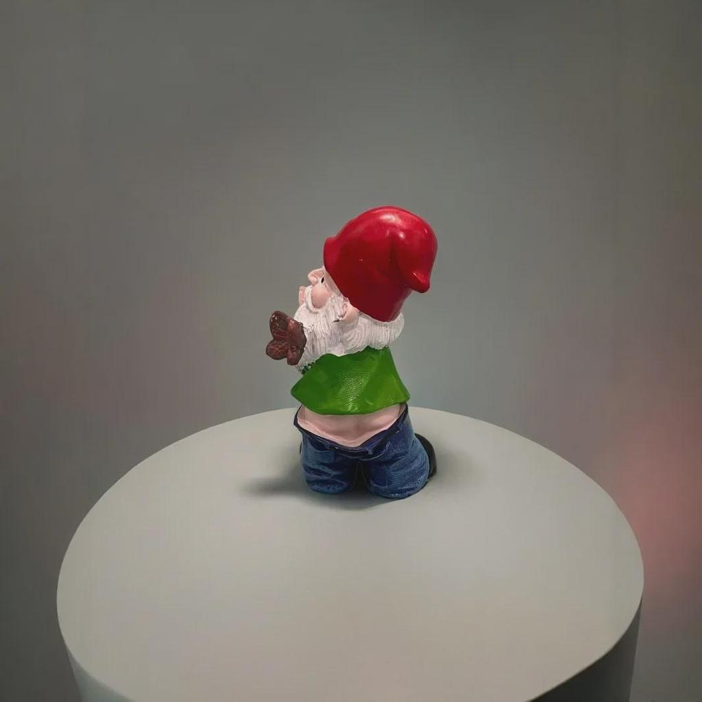 Рождественский садовый орнамент: Забавная статуэтка гнома из смолы с белой бородой