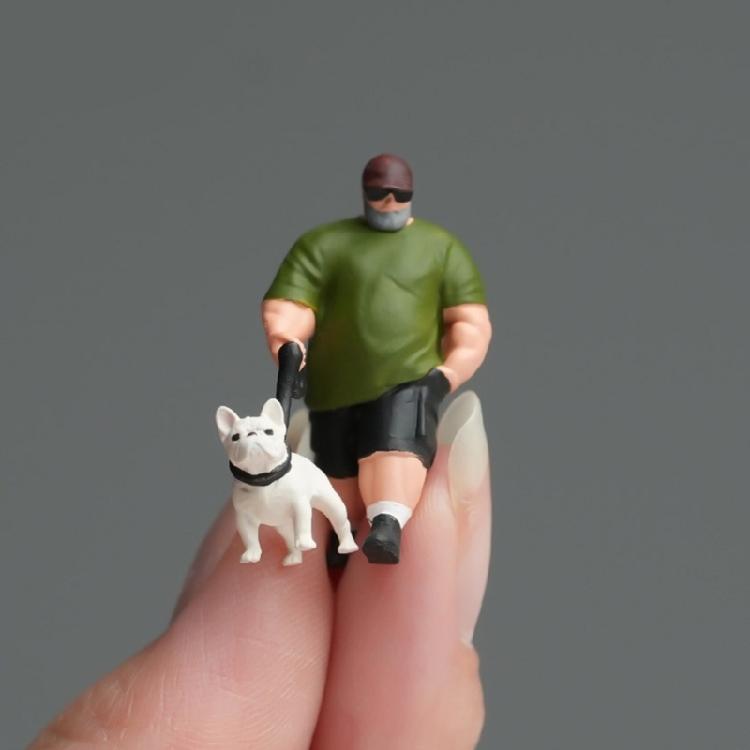 Смоляная модель в масштабе 1:64, изображающая мужчину, гуляющего со своей собакой. Миниатюрная фигурка для поделок и коллекционных витрин.