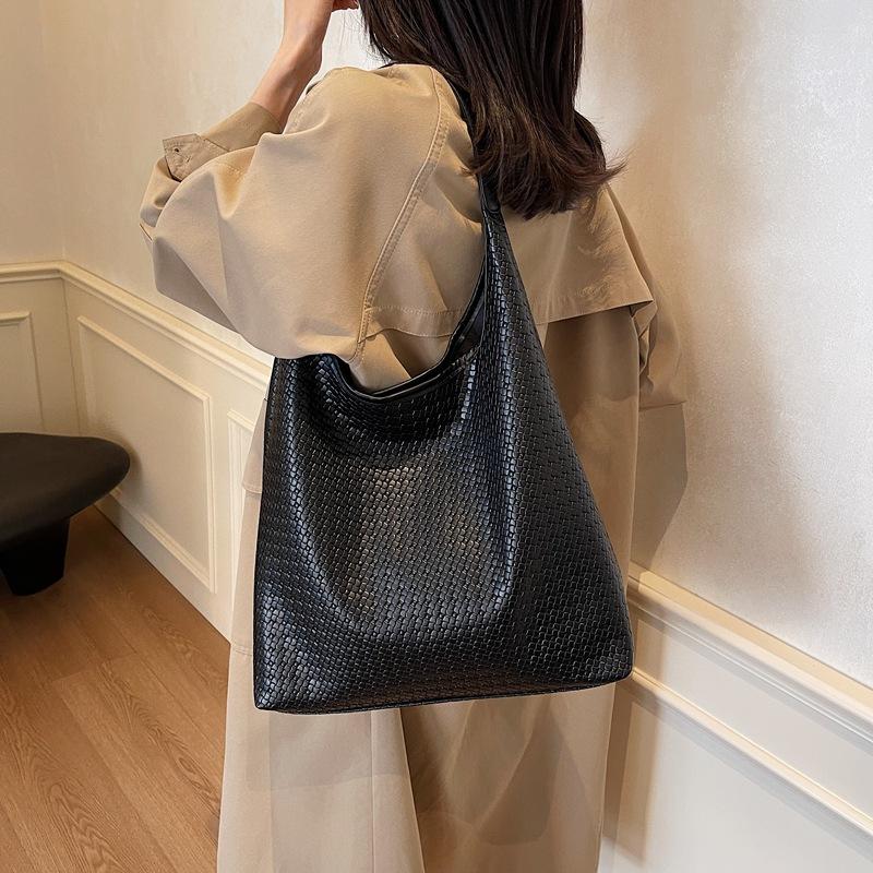 2025 fashion popular retro woven commuter tote bag niche design underarm bag women's large capacity shoulder bag
