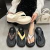 Маленькие шлепанцы на толстой подошве для женщин, чтобы носить летом 2025 года, новые высококлассные серебристые шлепанцы с перемычкой для пальца