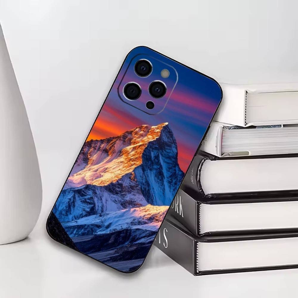 Чехол для телефона "Снежная гора" для iPhone 17, 16, 15, 14, 13, 12, 11 Plus, Pro и других. Мягкий черный чехол
