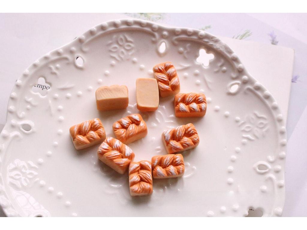 «Украшения ручной работы на тему еды»: Аксессуары для телефона в виде хлеба, яичного пирога и багета, материал для самостоятельного изготовления из смолы