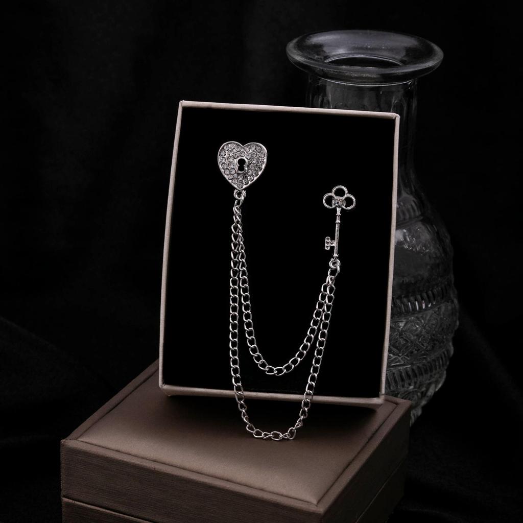 Мужская брошь-корона с двойной кисточкой-цепочкой и стразами