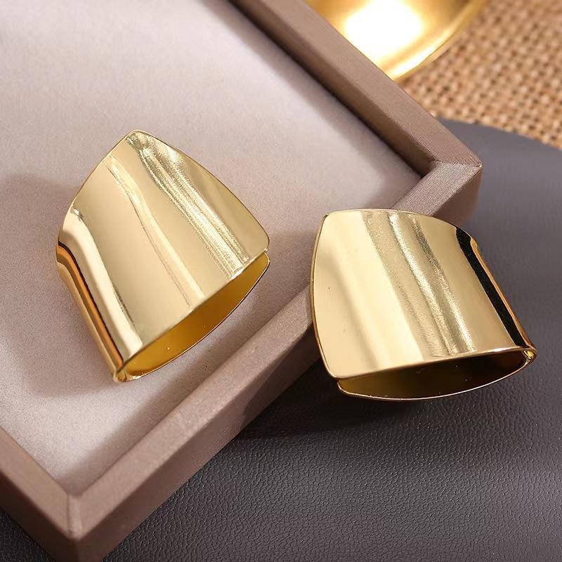 Matte Golden Minimalist Metal Style Glossy Geometric Earrings for Women Fashionable Personalized Daily Accessory Party Jewelry