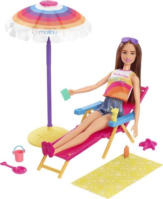 Кукла Barbie Loves The Ocean и игровой набор на пляжную тематику из переработанного пластика с шезлонгом, зонтиком и аксессуарами. Подарок для детей от 3 до 7 лет