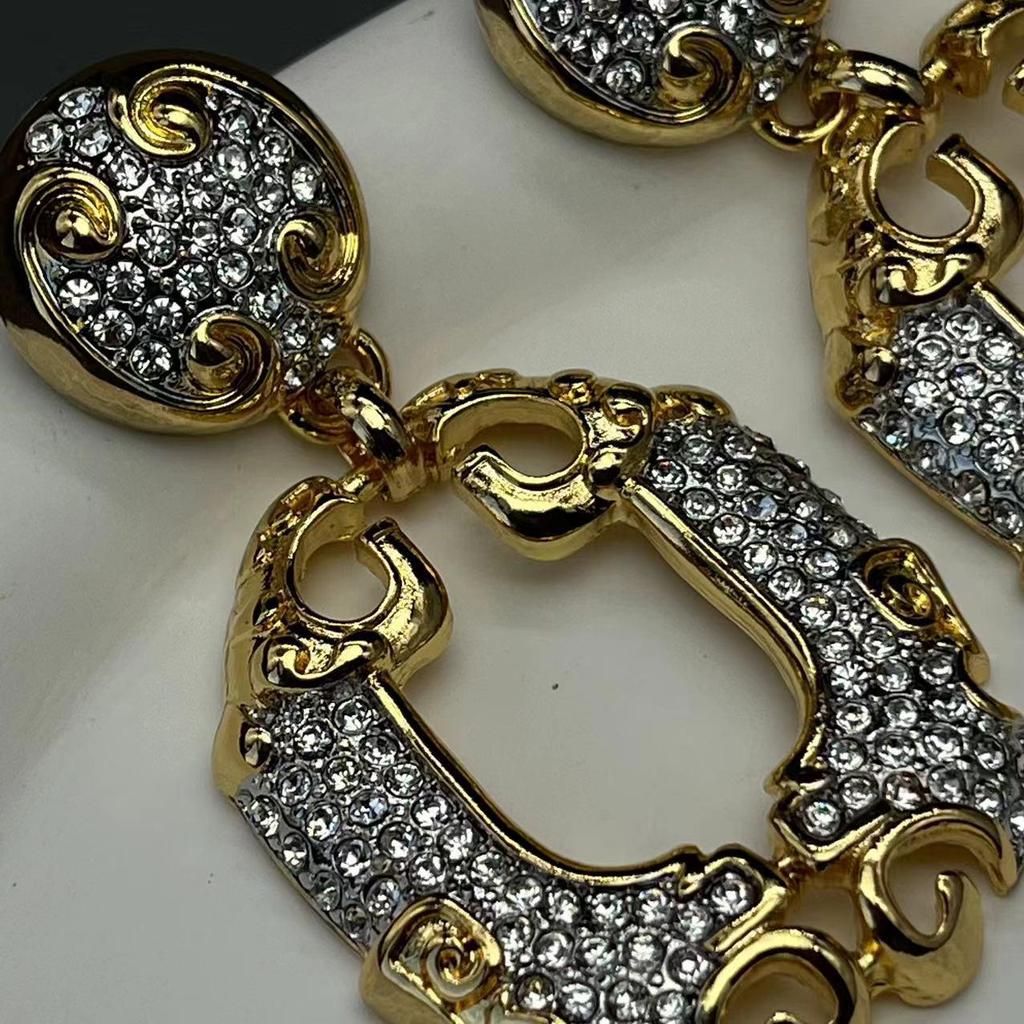 Винтажные серьги из 24-каратного золота с ажурной резной текстурой в роскошном стиле