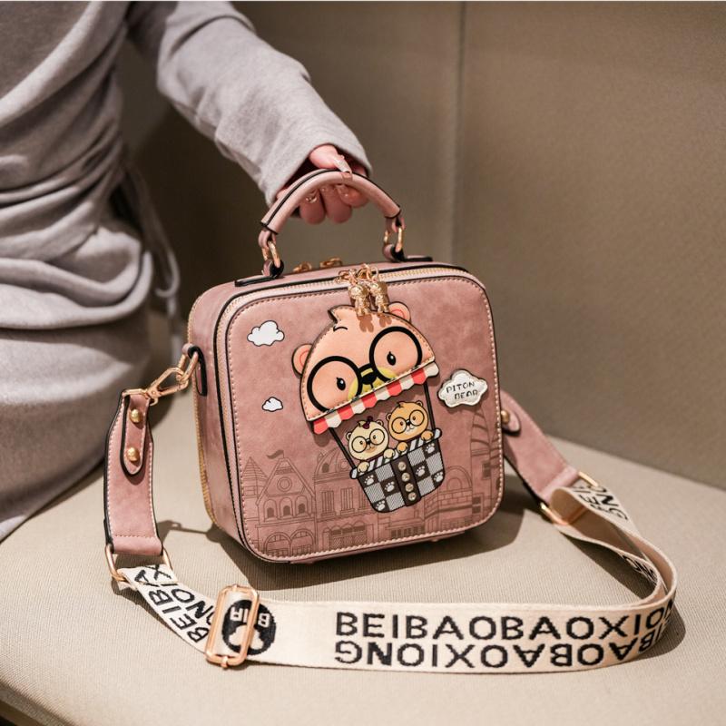 Милая сумка кроссбоди с принтом медведя для женщин, повседневный стиль, регулируемый ремешок, застежка-молния, подкладка из полиэстера, игривый дизайн с мультяшным персонажем