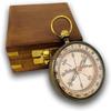 Старинная деревянная шкатулка с компасом, на которой выгравировано стихотворение «Внутреннее время безгранично», пригодится для пеших прогулок, походов, походов.