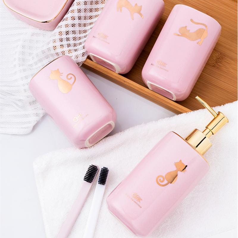 Розовый керамический набор для ванной комнаты Аксессуары для ванной комнаты Флакон для лосьона Флакон для эмульсии Чашка для ополаскивателя для полости рта Мыльница Деревянный поддон Набор для мытья посуды