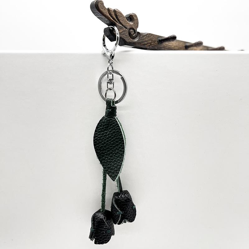 Брелок-подвеска ручной работы из натуральной кожи в виде тюльпана