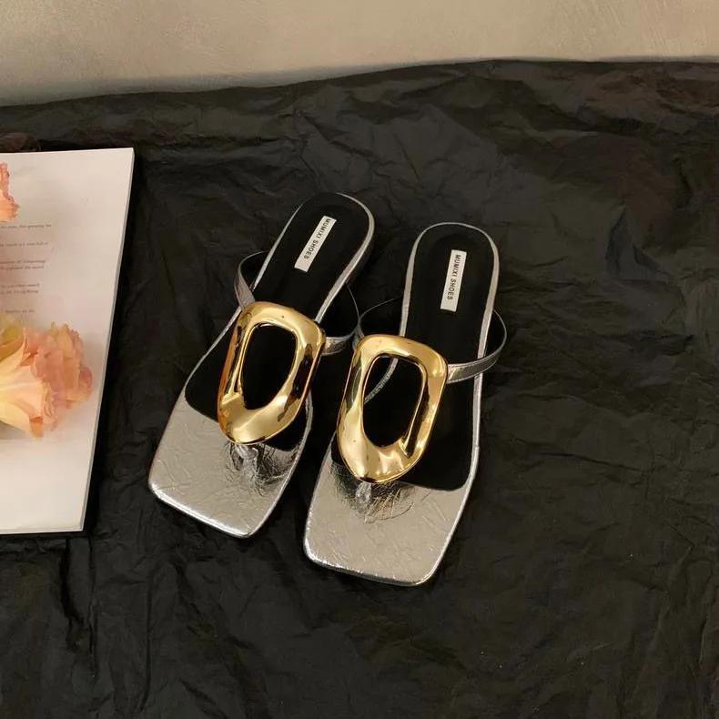 Мода 2024 года, лето, новые модные шлепанцы с металлическим декором, женская обувь, повседневные сандалии на низком каблуке, женские дизайнерские тапочки
