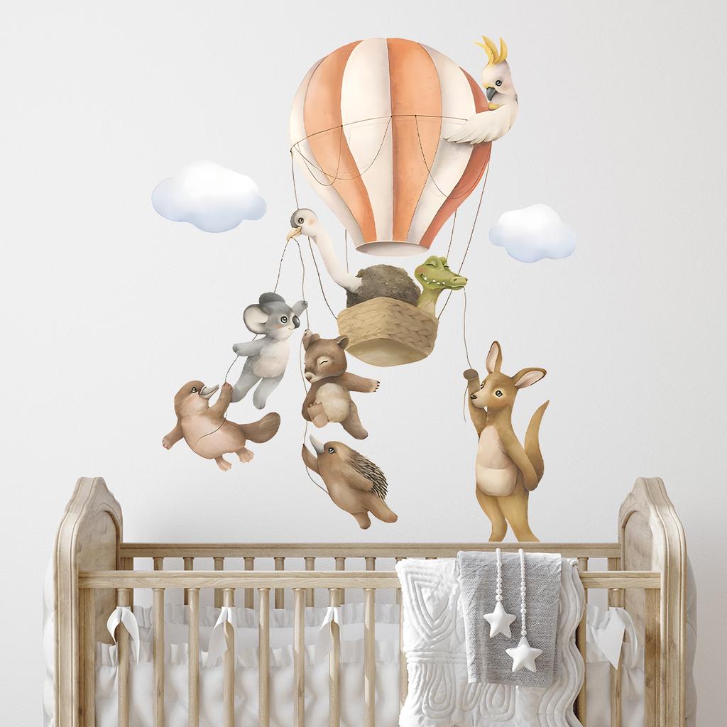 Милые Мультяшные Животные Друзья в Воздушном Шаре Наклейки на Стену, Самоклеящийся Декор Приключений для Детской Комнаты Гостиной Спальни