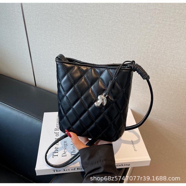 Fashion Rhombus Embroidery Thread Bucket Bag Women's 2025 New Niche Design Messenger Bag Versatile Commuter Shoulder Bag Tide