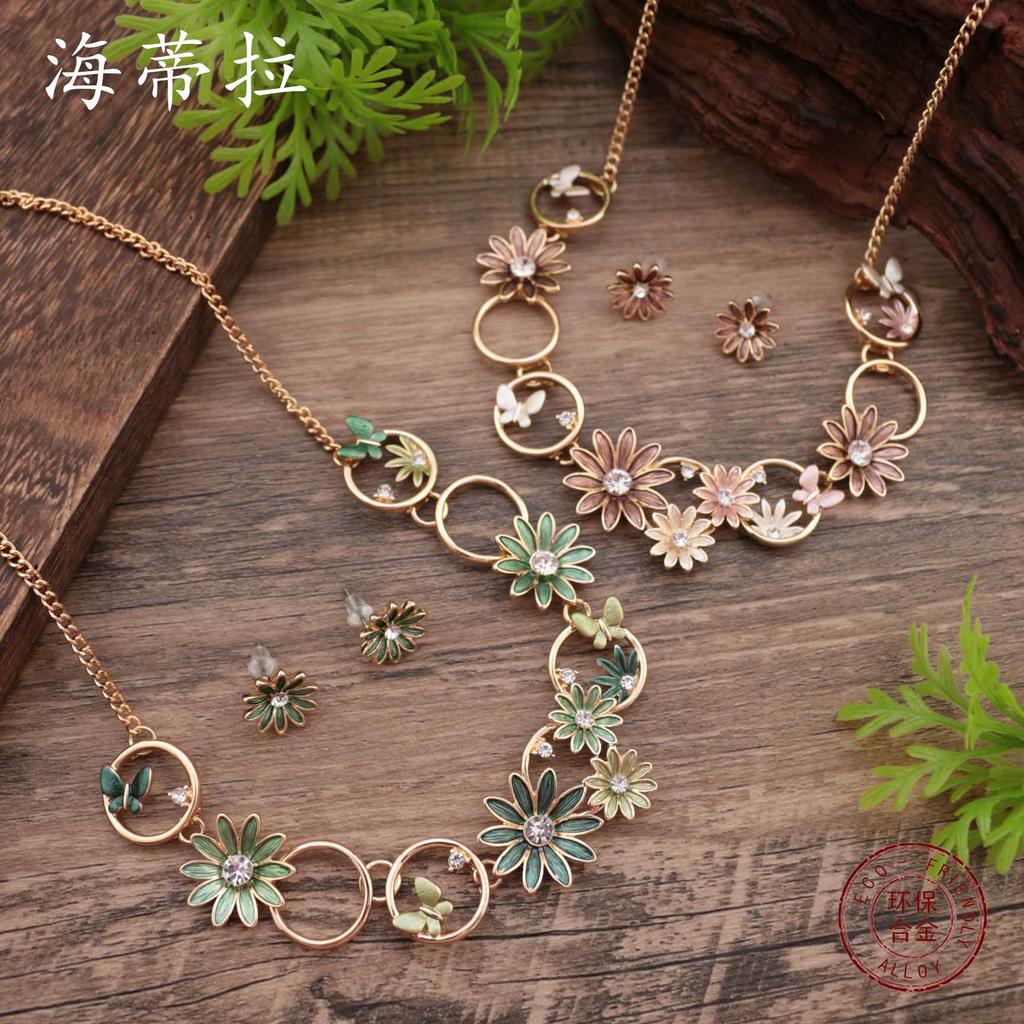 Новый эмалевый цвет маленький набор серег-пусетов и колье с ромашками, женские серьги-пусеты с бриллиантами в виде цветов и колье с высоким чувством стиля