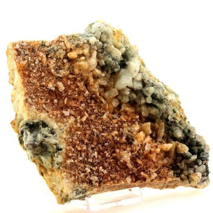 Pierres et Minéraux. Albite, Chlorite. 3181.0 ct. Pino, Cap Corse, France..