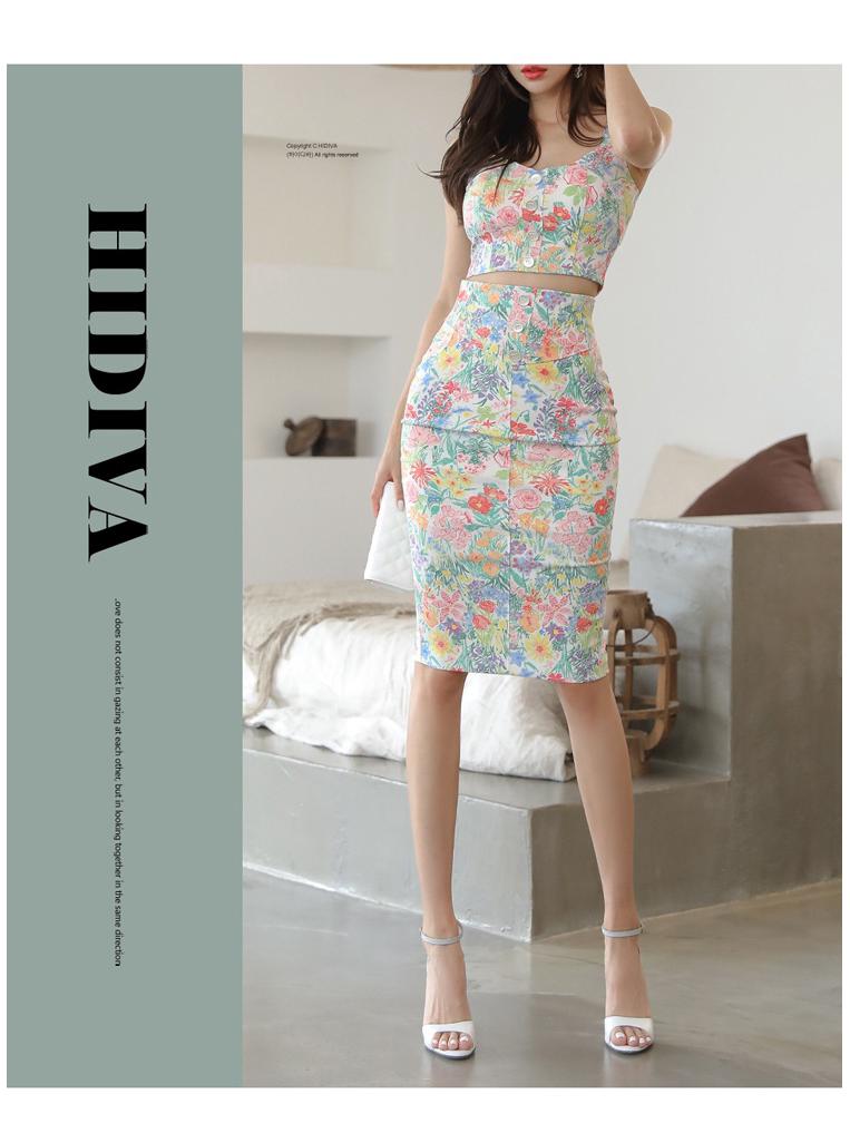 Комплект из двух частей в корейском стиле: облегающий топ на бретелях-спагетти и юбка с высокой талией с принтом